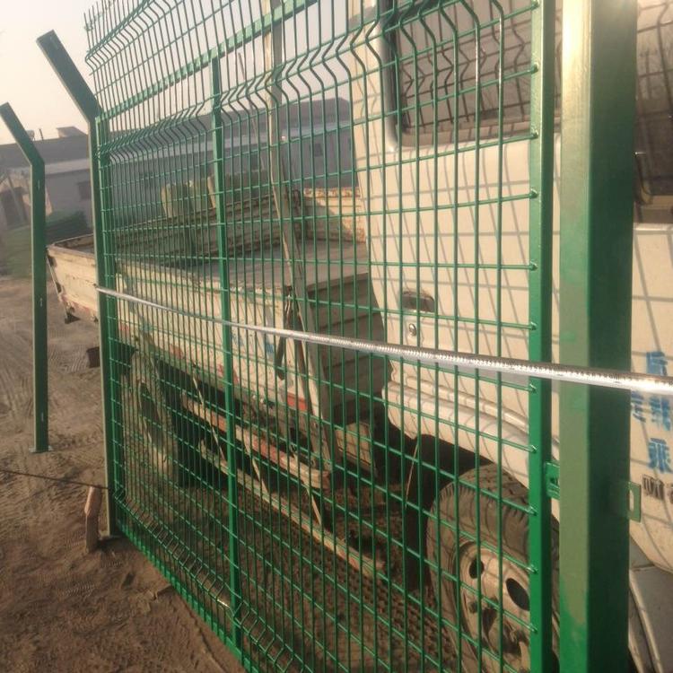 上海金屬網(wǎng)片隔離柵圖片4