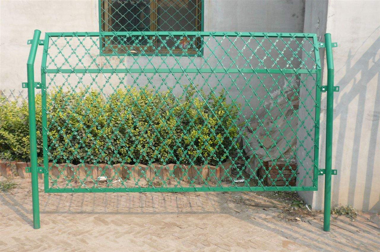 刀片刺繩護欄網(wǎng)圖片1