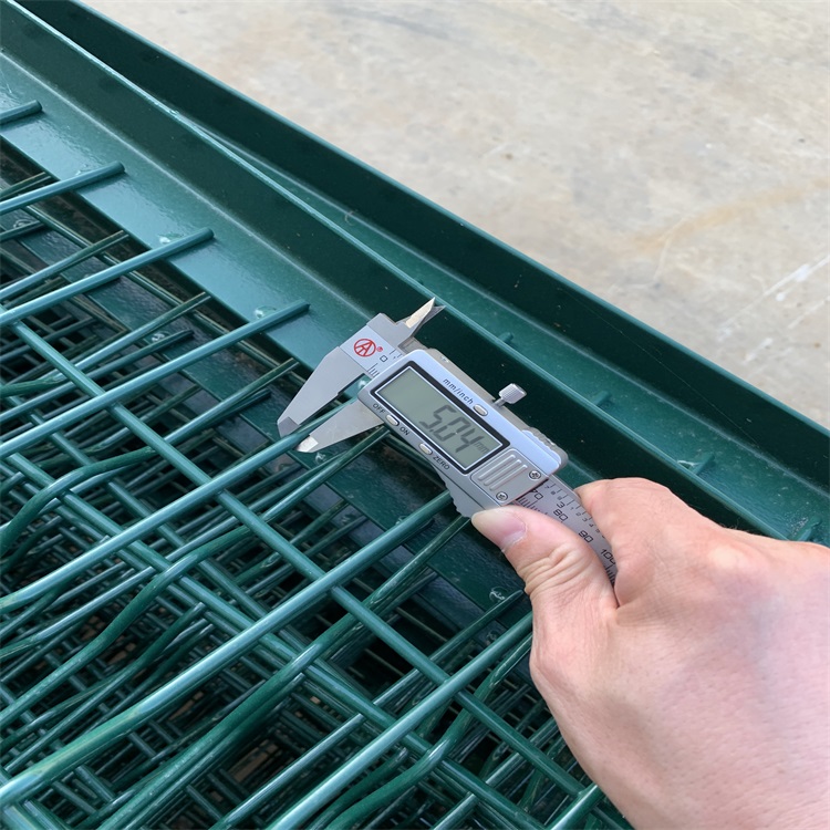 監獄浸塑鋼網墻圖片2