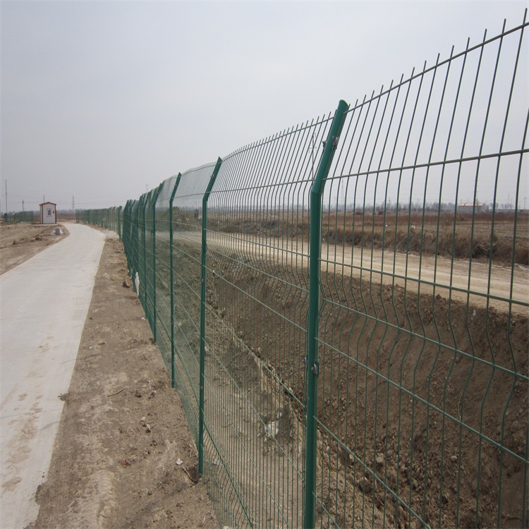 圈地鋼板網(wǎng)護(hù)欄