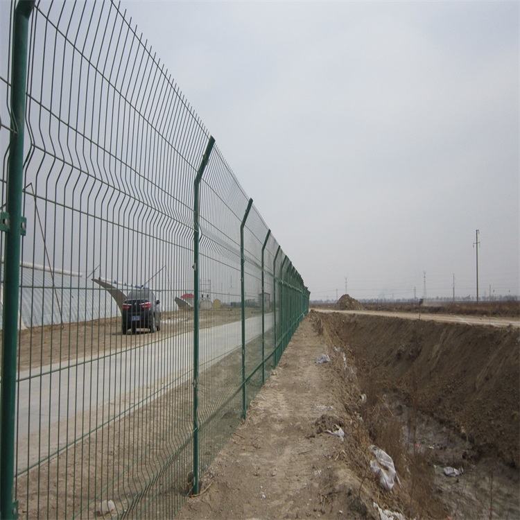 圈地鋼板網(wǎng)護(hù)欄圖片2