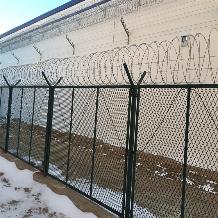 圈地鋼板網(wǎng)護(hù)欄圖片3