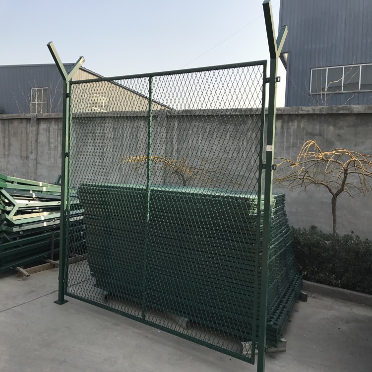 圈地鋼板網(wǎng)護(hù)欄圖片4