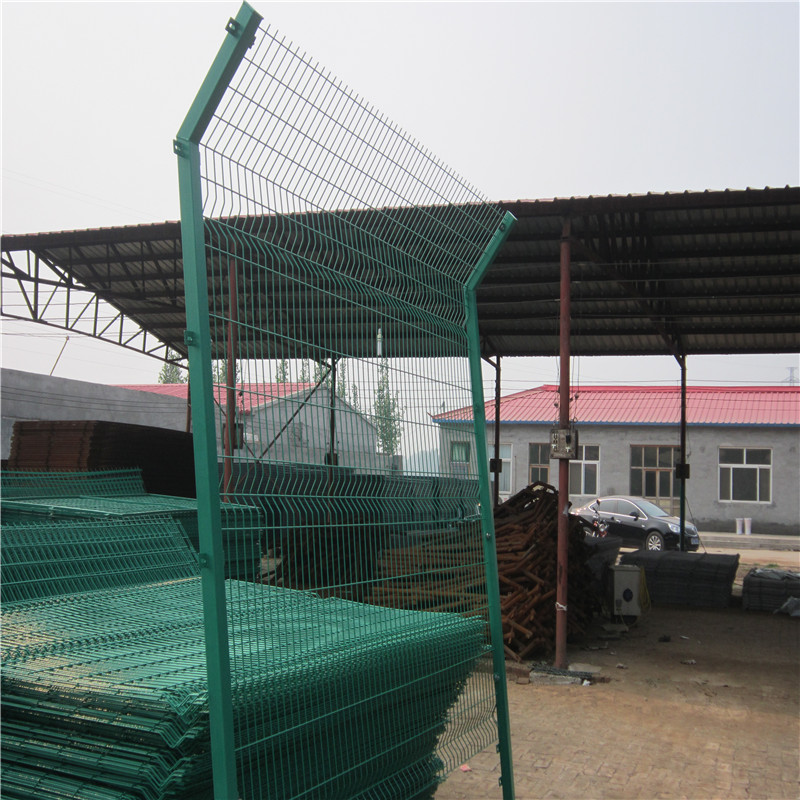 鐵絲網(wǎng)護(hù)欄