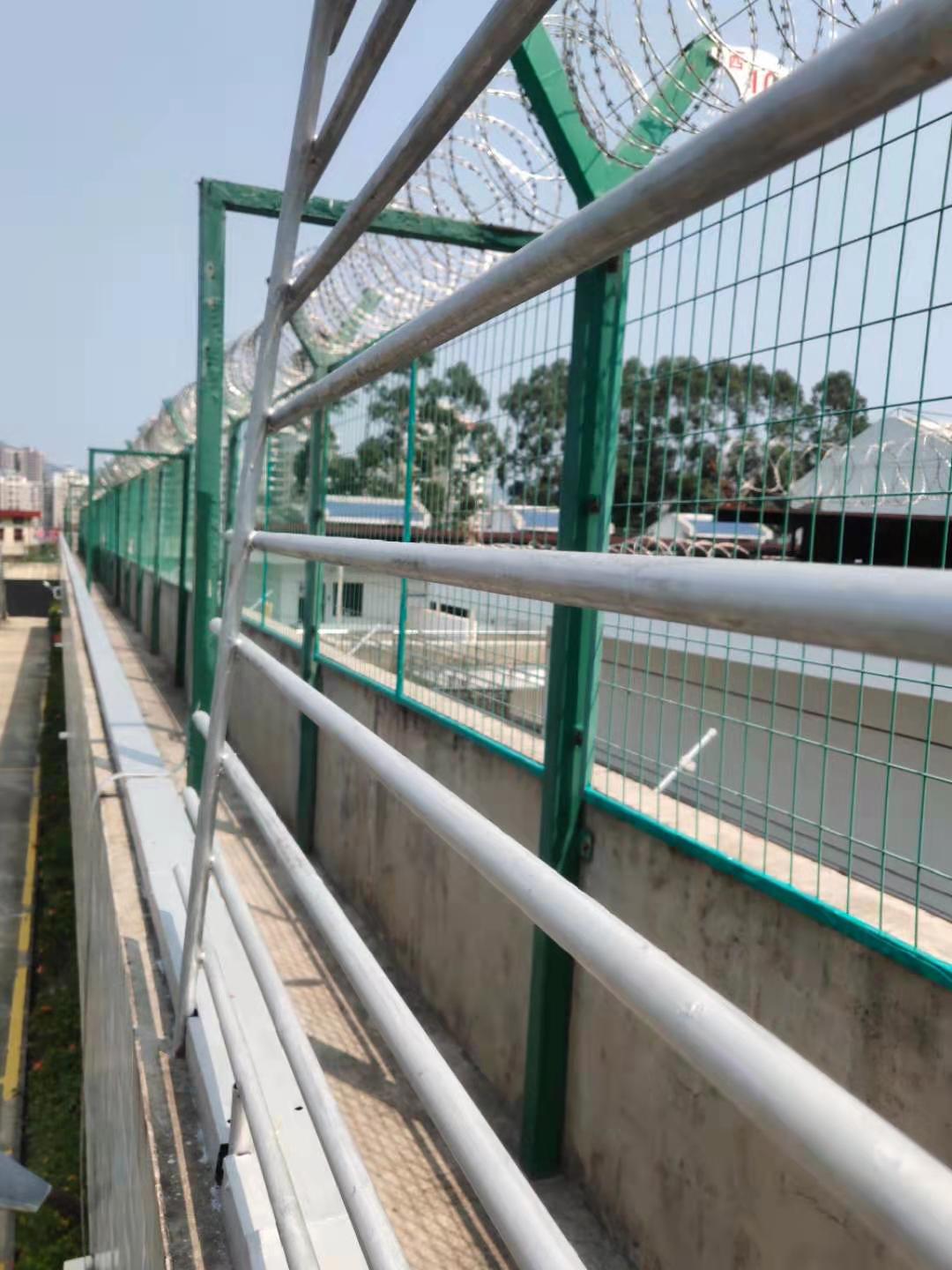 上海焊接式菱形刀刺刺網(wǎng)圖片2