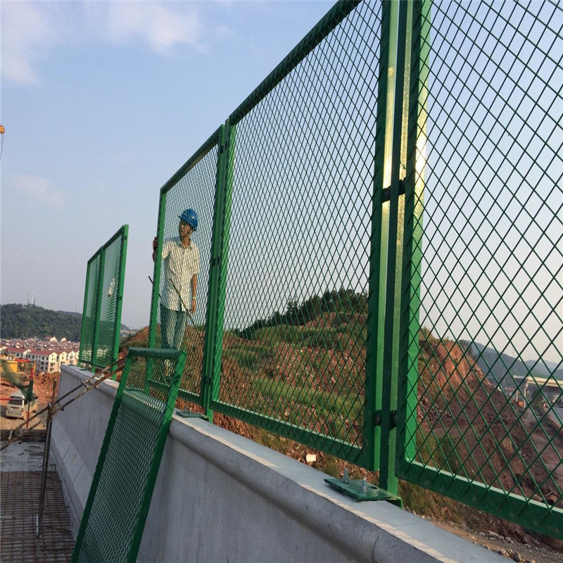 上海鋼板網(wǎng)護(hù)欄圖片2