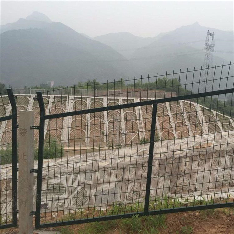 防護(hù)柵欄金屬網(wǎng)片圖片2