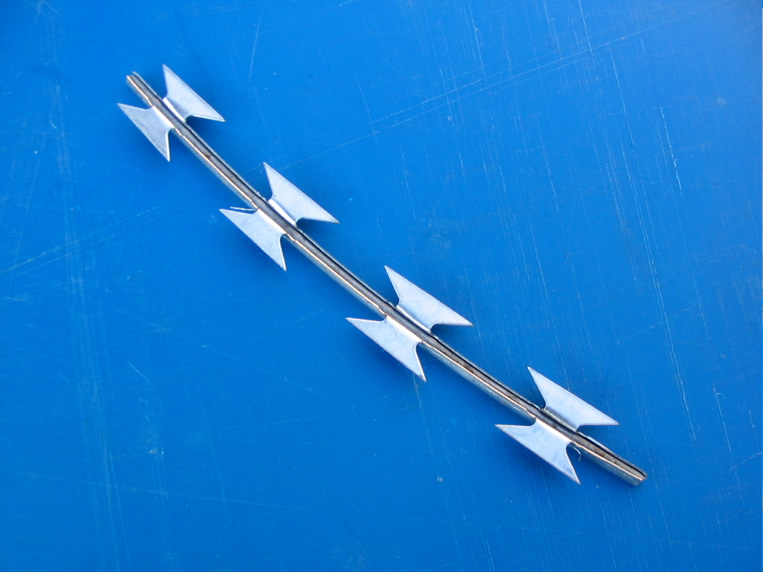 監獄圍墻熱鍍鋅刀刺網圖片4