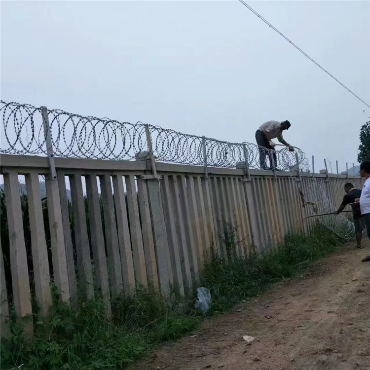 鐵路蛇腹型鍍鋅刀片刺絲滾籠圖片4